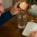 Allergie dans la bouche symptômes : langue rouge après pomme, bouche gonflée, eau fraîche