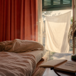 Comment se rafraîchir la nuit : dormir au frais sans clim, drap humide et ventilation nocturne