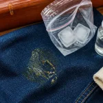 Enlever des taches de résine sur jean : solvant et microfibre
