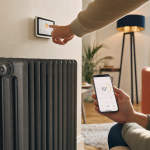 Radiateur connecté Thermor ajusté via app, température 19°C