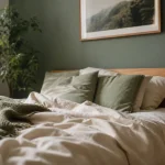 Chambre vert sauge et bois : murs et textiles pour garder la lumière