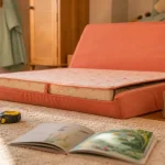 Chauffeuse enfant 2 places pliée en couchage d’appoint, matelas visible