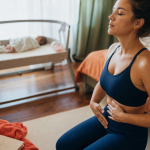 Gainage post partum : mère allongée respirant sur tapis yoga