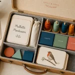 Malette montessori ouverte sur table, cartes et boîtes de rangement