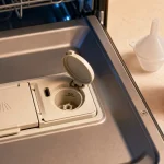 Où mettre le liquide de rinçage lave vaisselle : repère MAX sur la porte