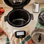 Quel cookeo choisir?? Multicuiseur Cookeo ouvert avec accessoires et ingrédients