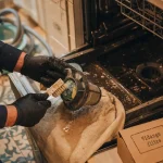 Vider le lave vaisselle : technicien nettoie le filtre et prépare la vidange