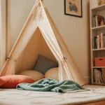 Cabane chambre enfant : tipi en toile beige-crème, chambre lumineuse