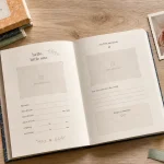 Livre de naissance à remplir ouvert avec photos et pages à garder