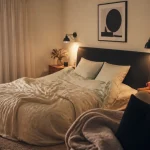 noir et blanc chambre, chambre claire et élégante, lit défait et lampes noires