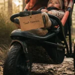 Poussette tous terrains sur sentier de terre humide, roues tout-terrain