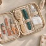 Trousse de soin bébé fille pour la maternité avec thermomètre et coupe-ongles